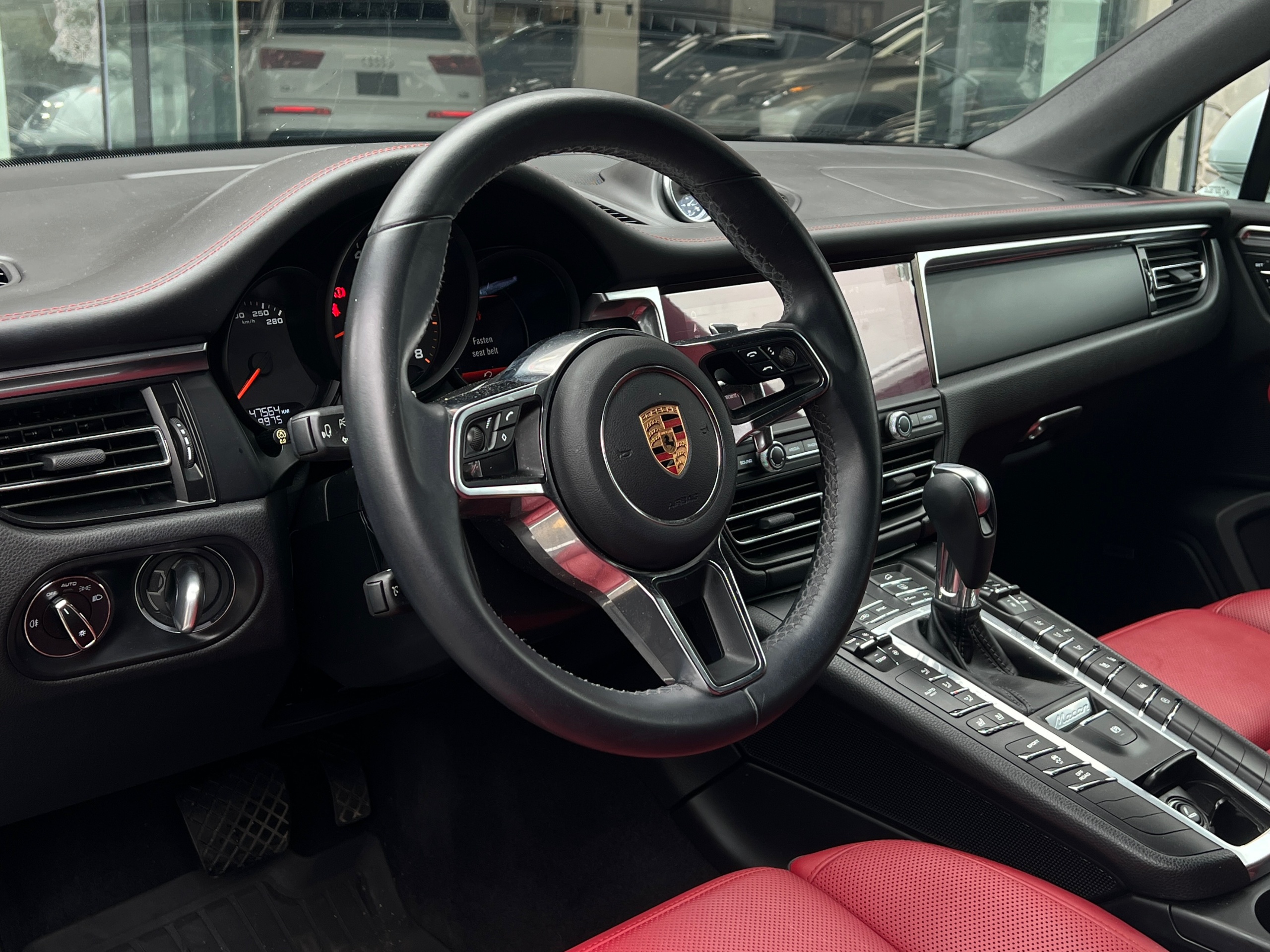 2020 Porsche Macan - Image 12